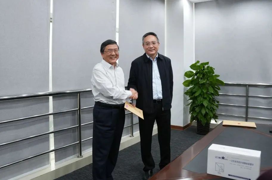 奉賢區(qū)人大常委會黨組書記、主任張培榮一行蒞臨上海山美股份開展“優(yōu)環(huán)境、穩(wěn)經(jīng)濟”大走訪大調(diào)研